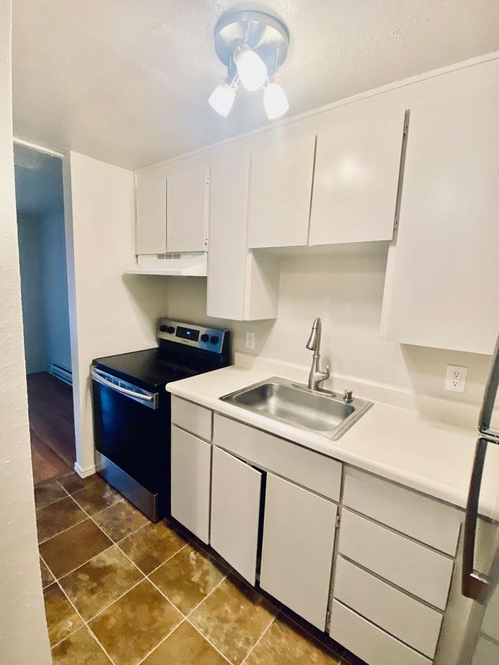 Admirals Apartments - Photo 4 of 27