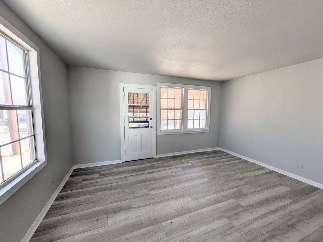 3003 Venus St - Photo 5 of 26