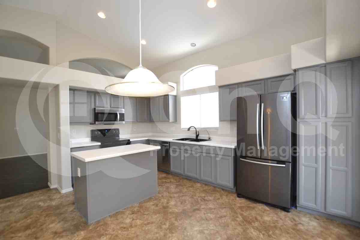 4927 W Wahalla Ln - Photo 4 of 21