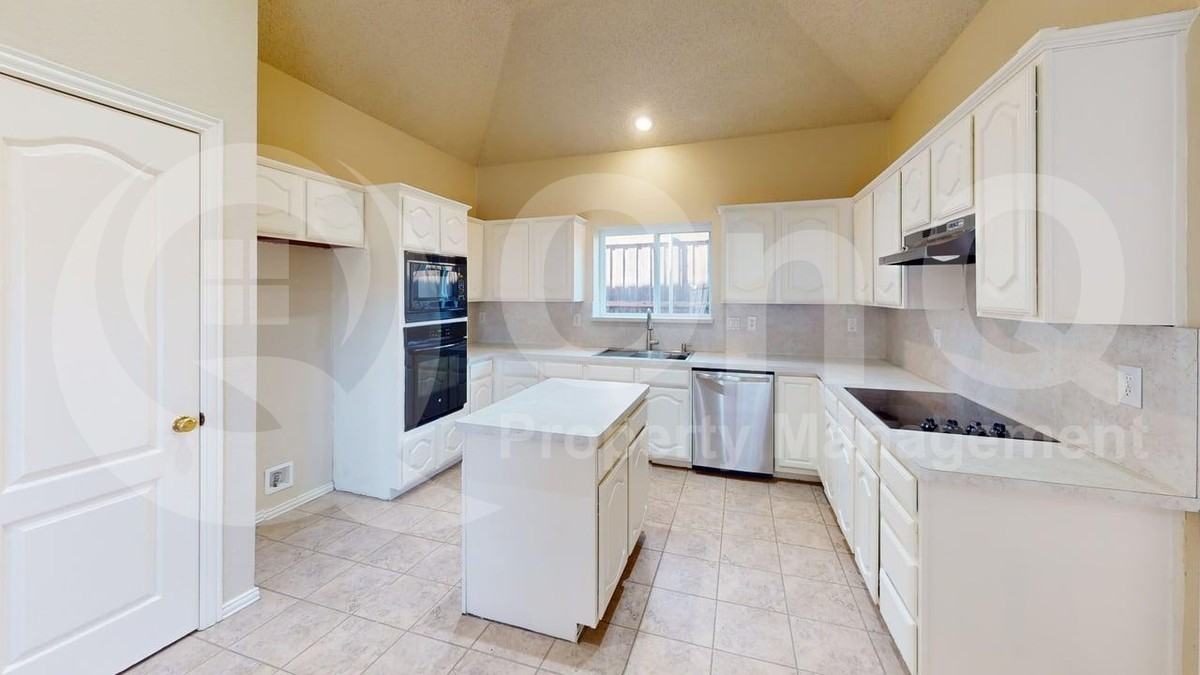 705 Pine Lakes Dr - Photo 4 of 28