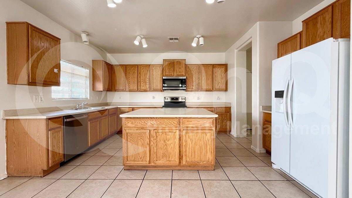 11864 W Tonto St - Photo 4 of 31