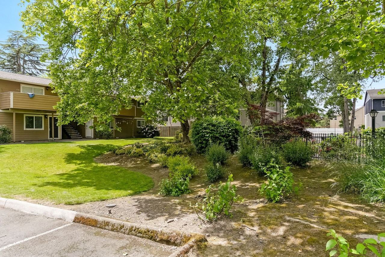 Erin Court - Photo 2 of 11