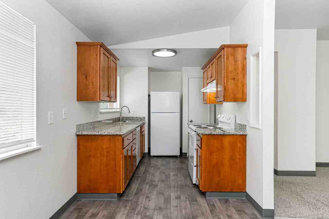 Erin Court - Photo 3 of 11