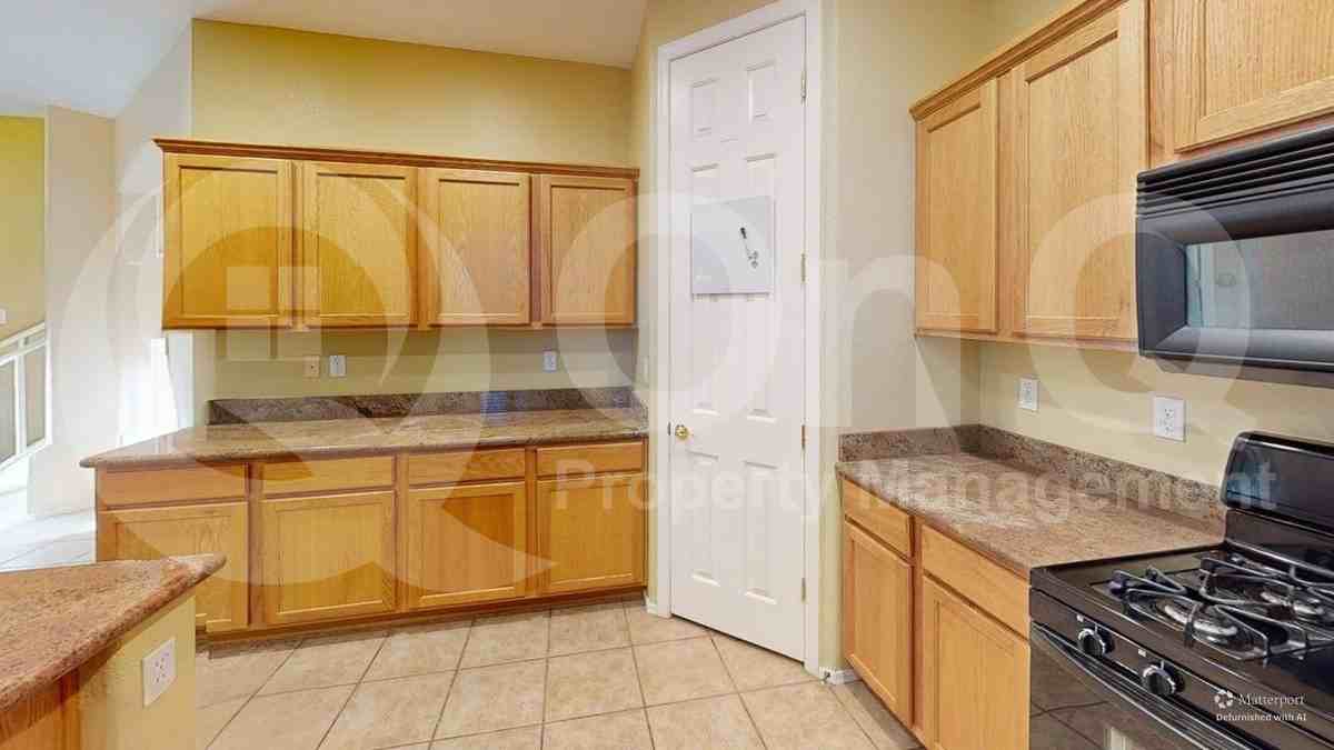 45724 W Mountain View Rd - Photo 4 of 32