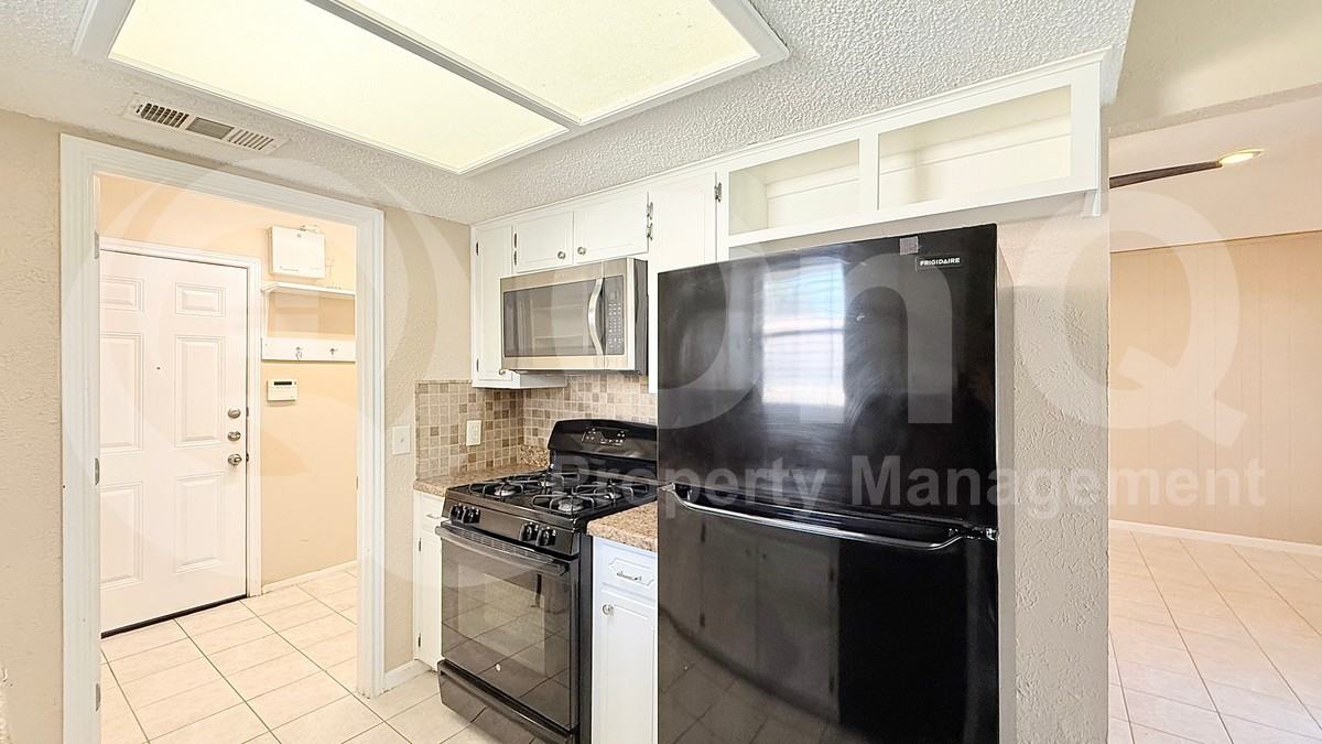 5628 Wagon Train Rd - Photo 4 of 21