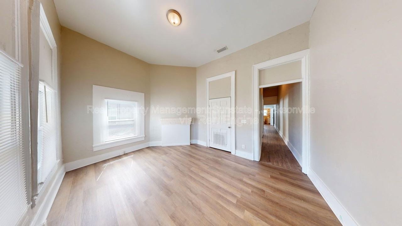 2326 Moncrief Rd - Photo 2 of 14