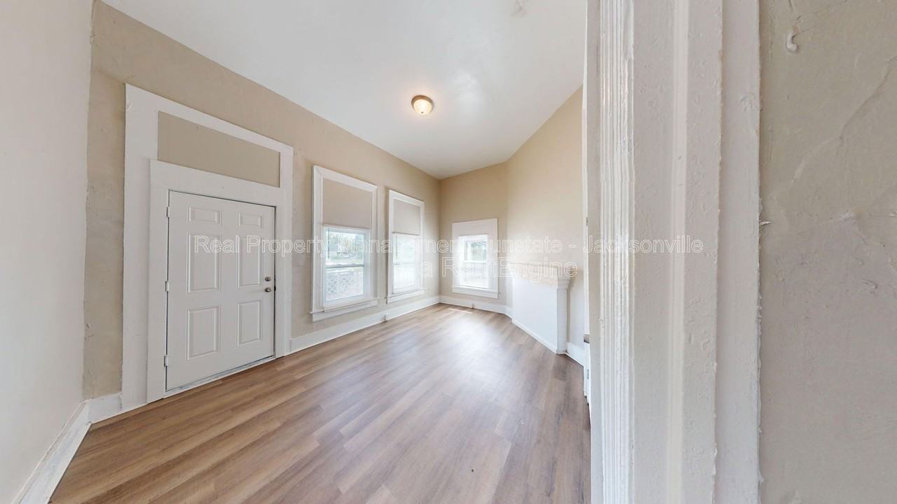 2326 Moncrief Rd - Photo 4 of 14