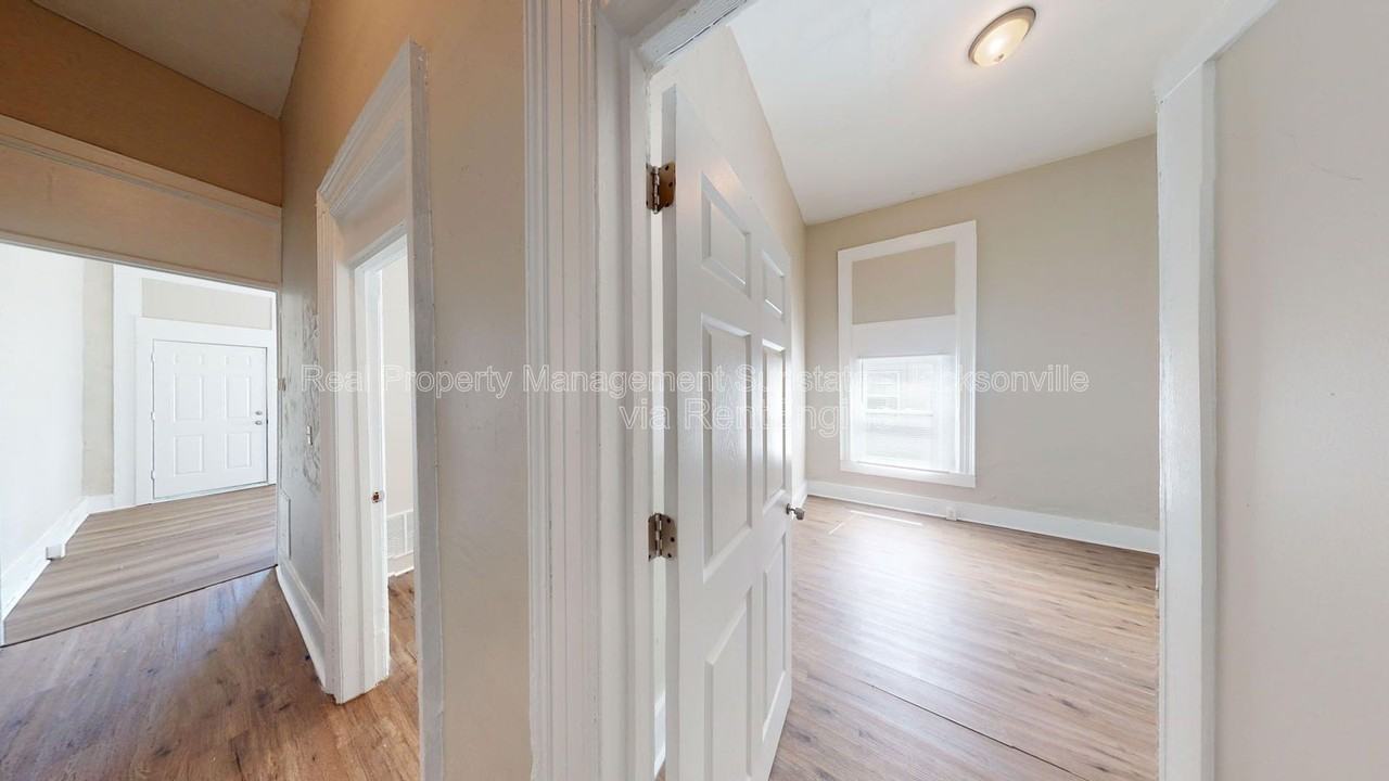 2326 Moncrief Rd - Photo 5 of 14