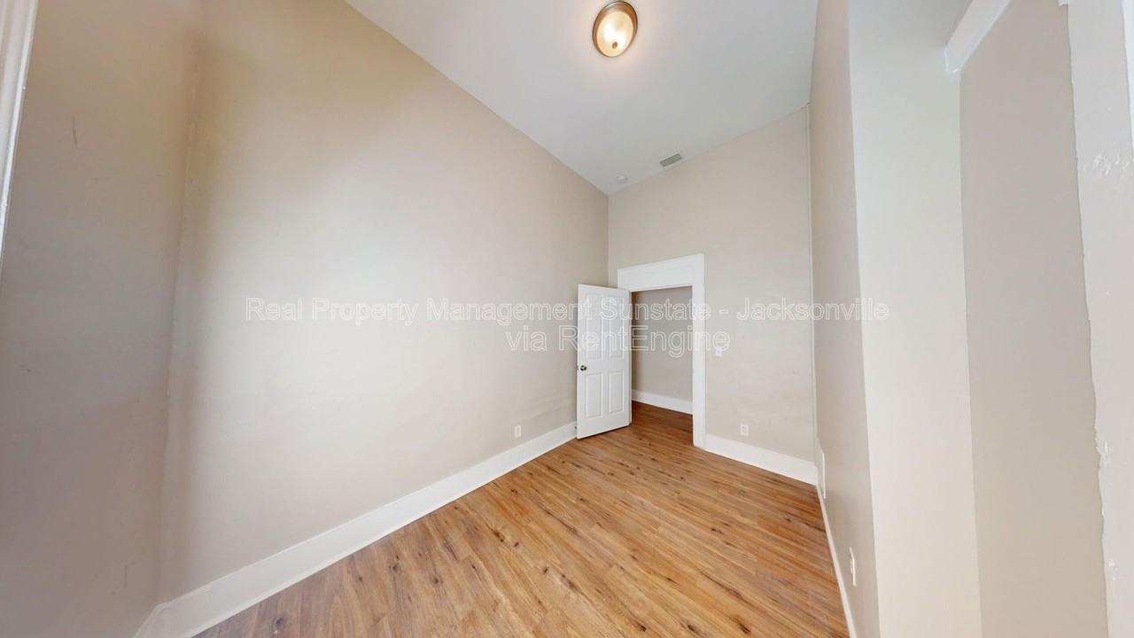 2326 Moncrief Rd - Photo 6 of 14