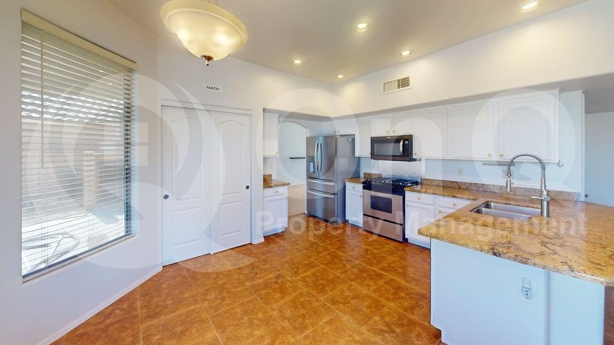 3923 S Amber Rock Ave - Photo 4 of 30