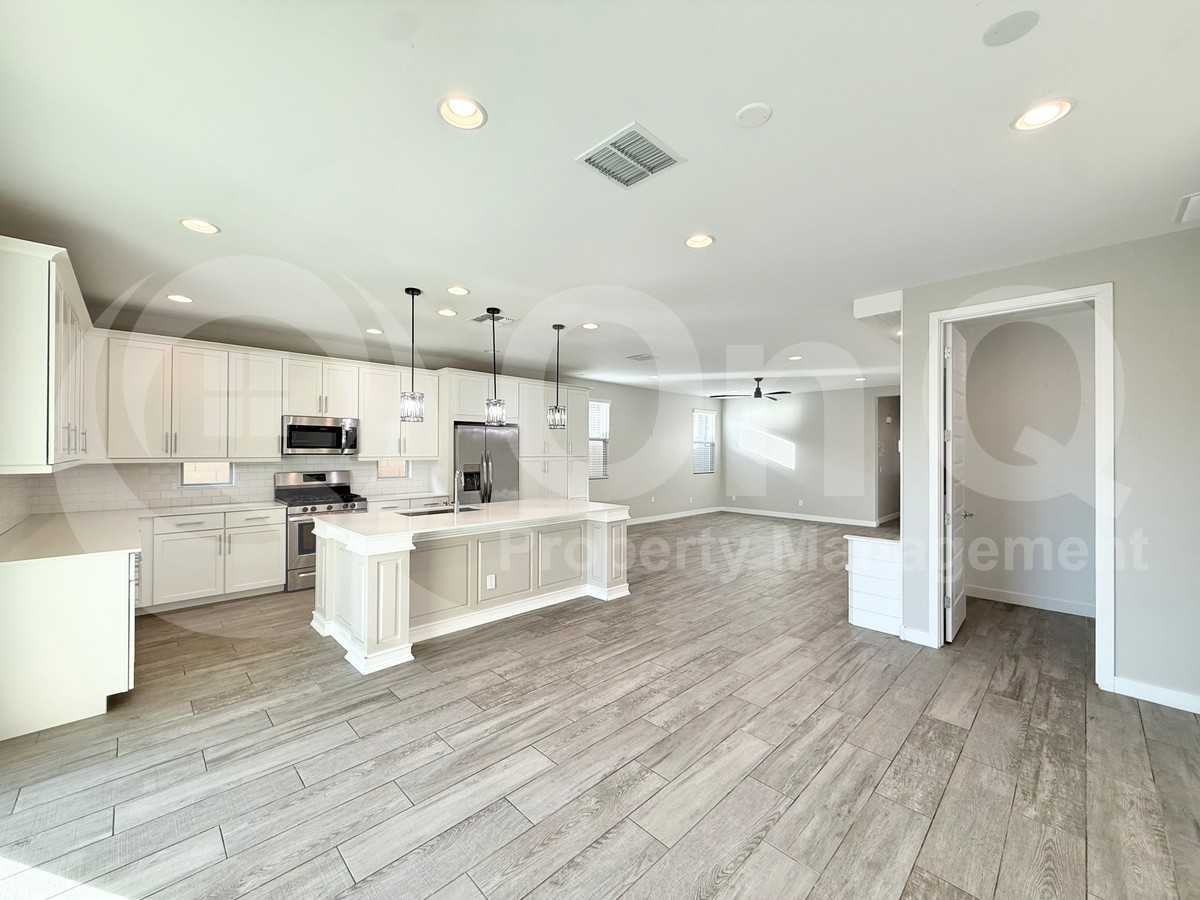 2233 E Meadowview Ct - Photo 3 of 32