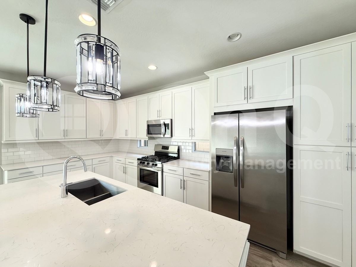 2233 E Meadowview Ct - Photo 4 of 32