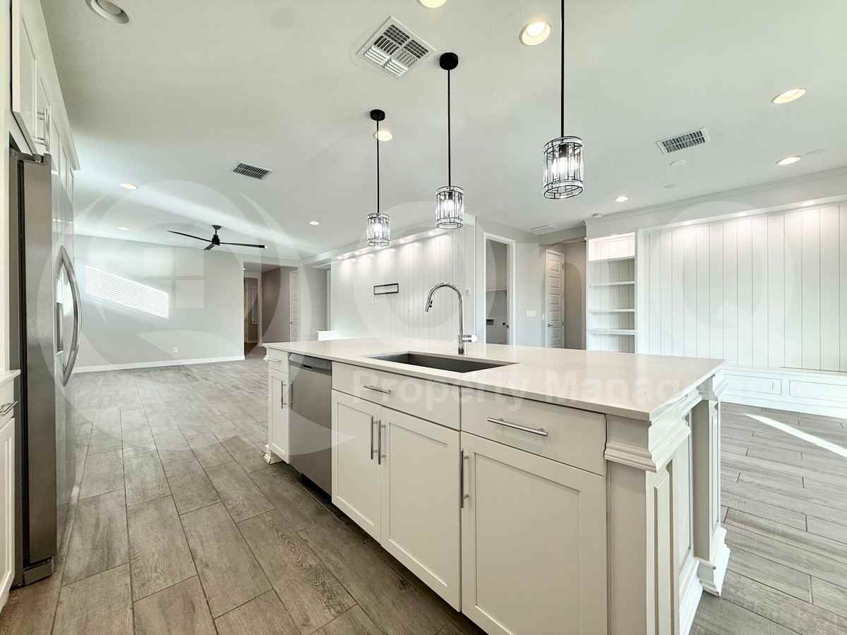 2233 E Meadowview Ct - Photo 5 of 32