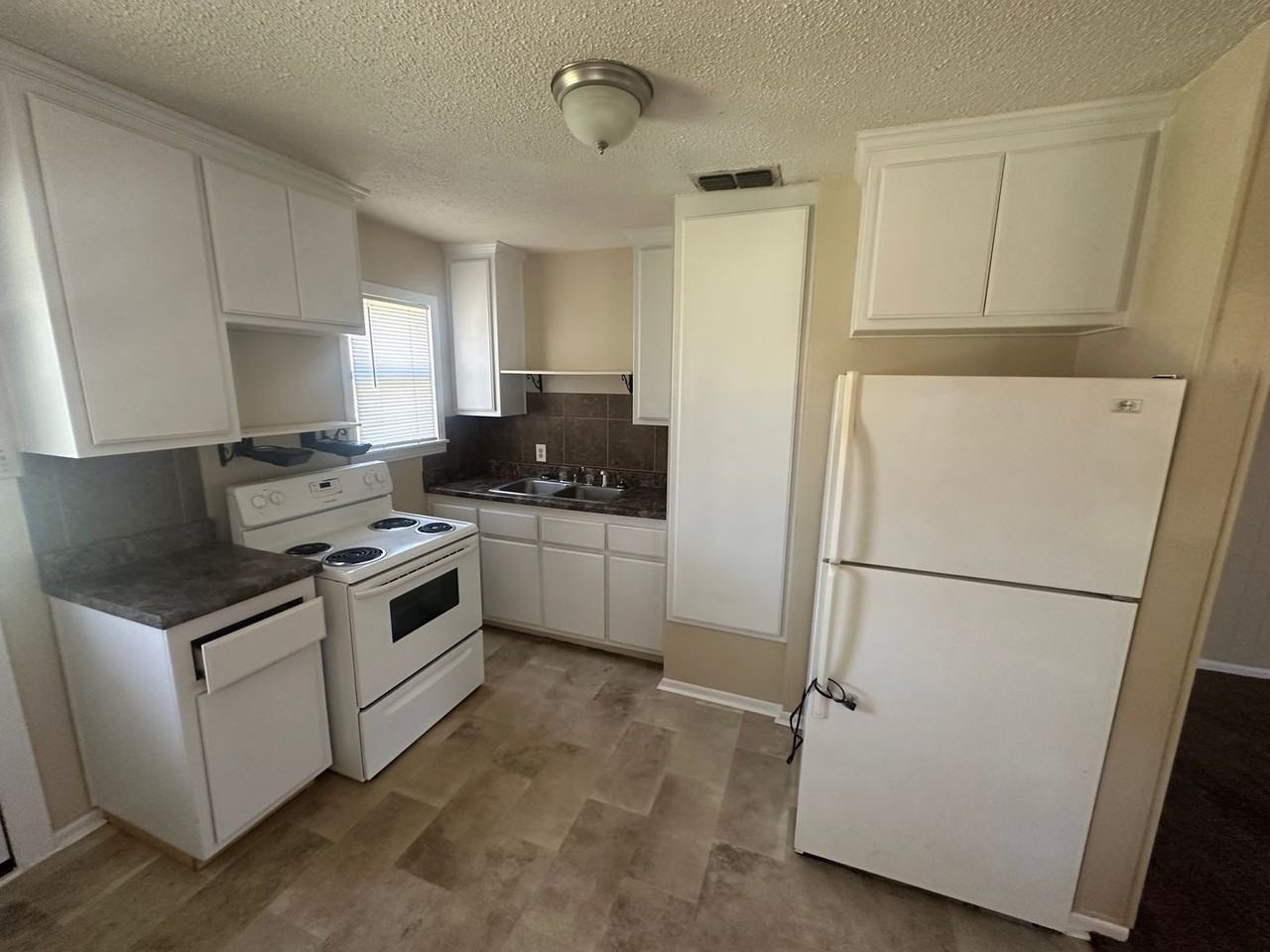 506 Mary St - Photo 3 of 14