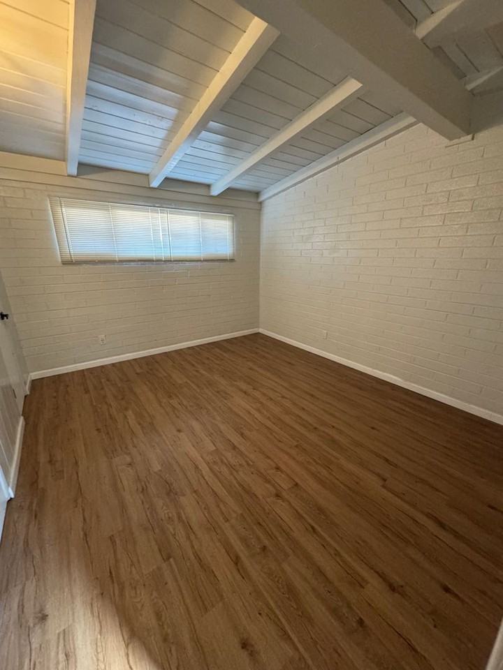 2762 N Forgeus Ave - Photo 2 of 15