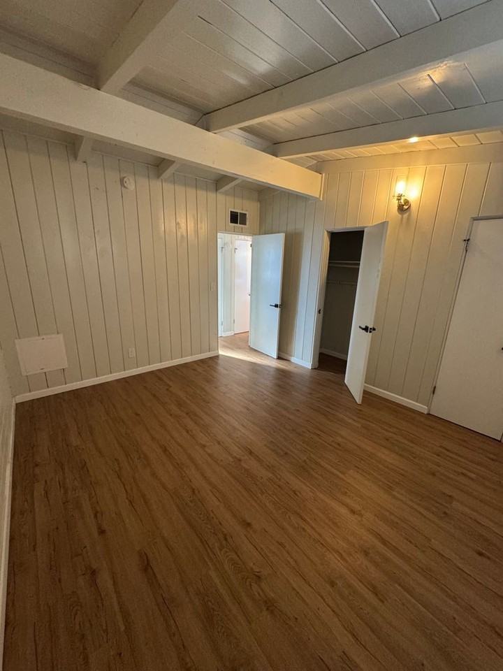 2762 N Forgeus Ave - Photo 3 of 15