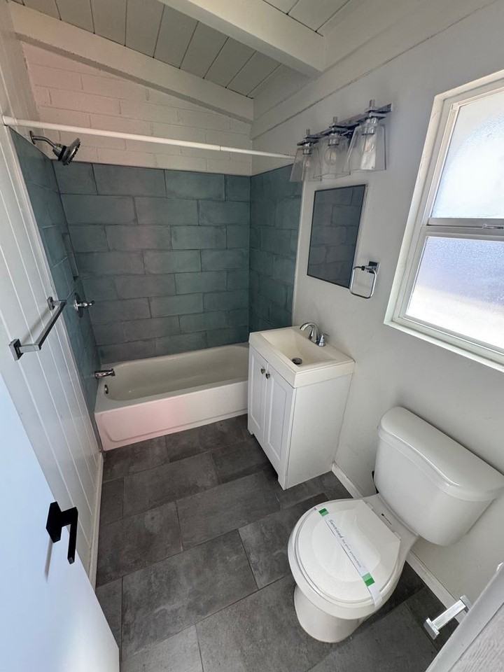 2762 N Forgeus Ave - Photo 4 of 15