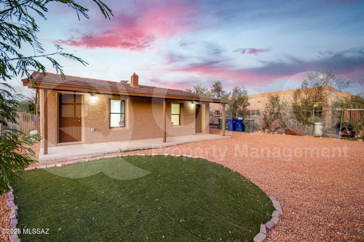 526 W Columbia St #1 - Photo 2 of 16