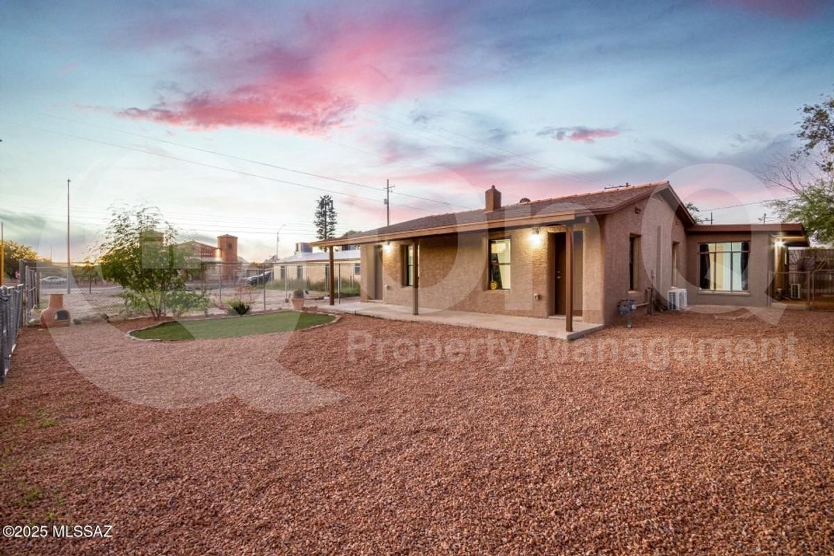 526 W Columbia St #1 - Photo 3 of 16