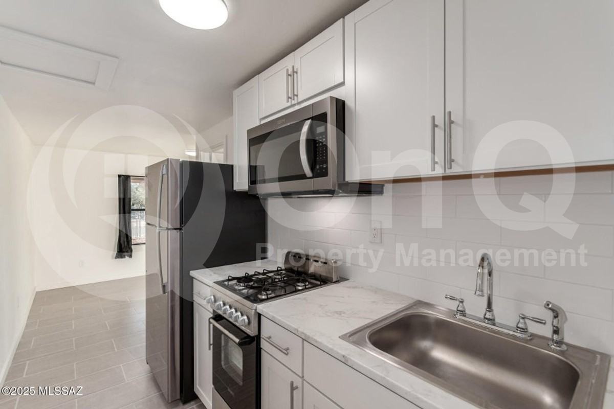 526 W Columbia St #1 - Photo 4 of 16