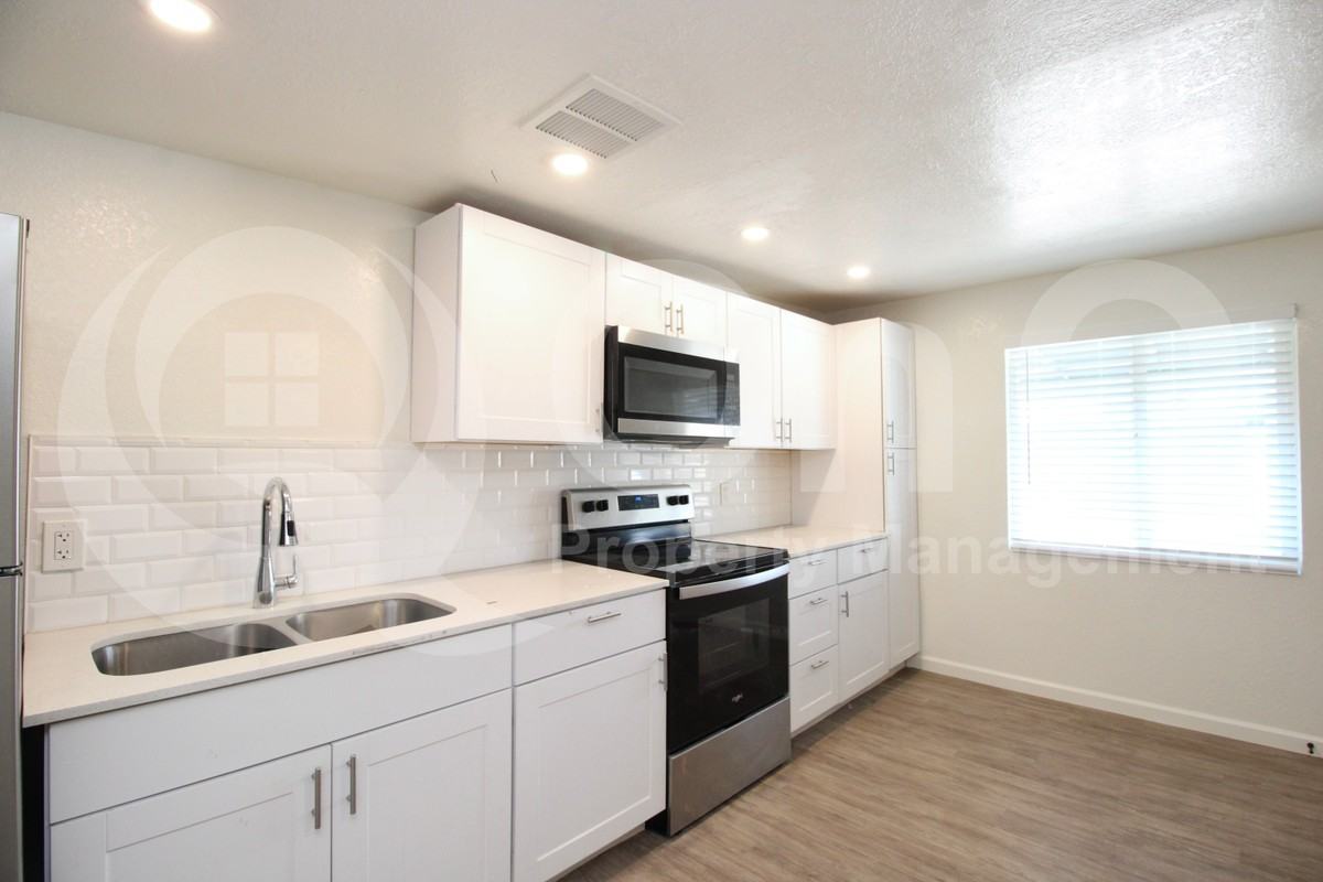 231 S 1st St #B - Photo 3 of 18