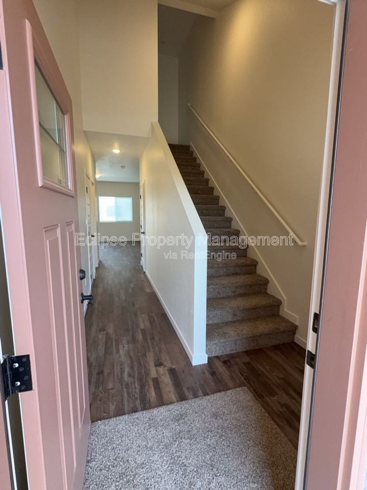 250 Sasha St - Photo 4 of 50