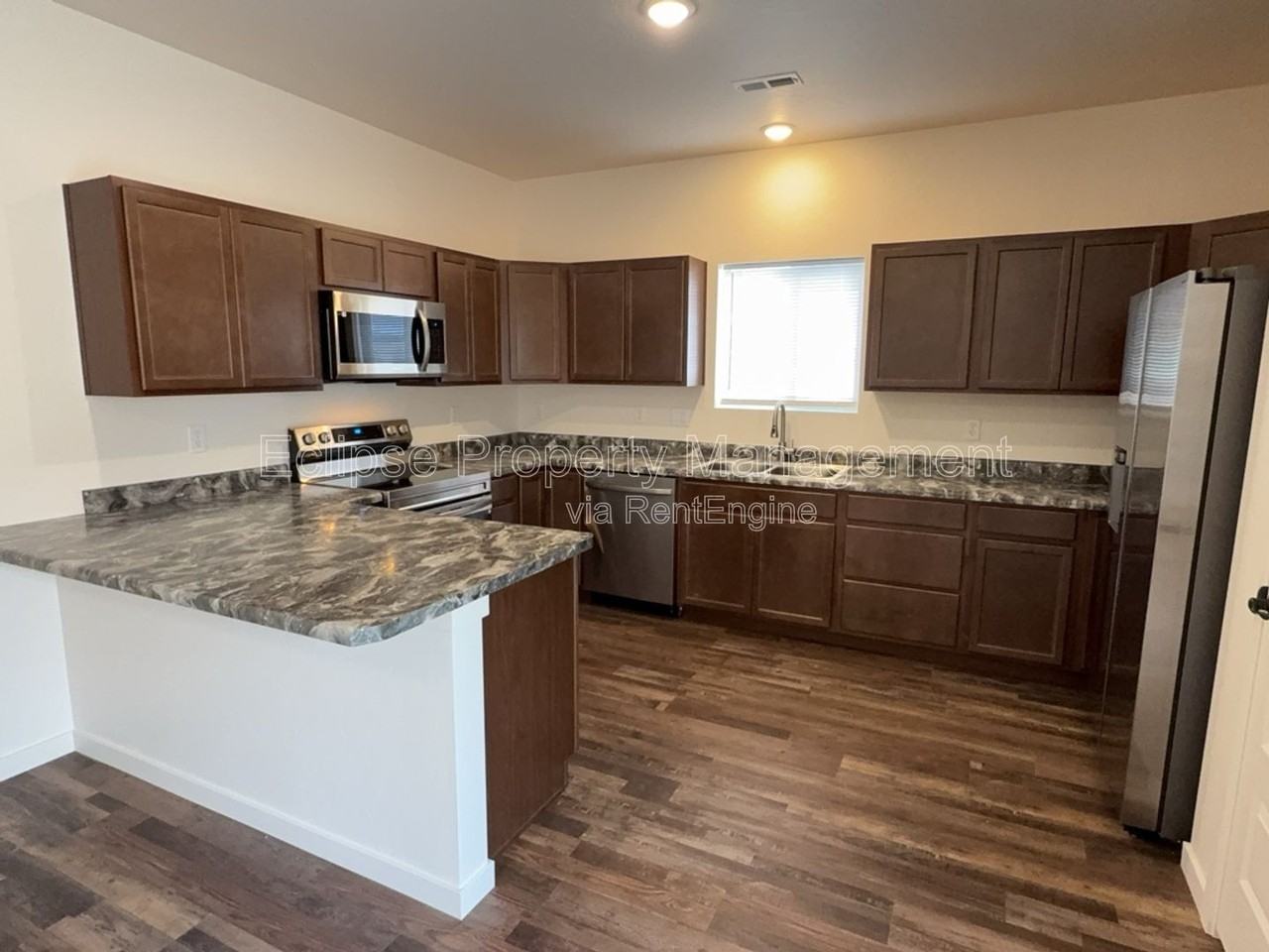 250 Sasha St - Photo 6 of 50