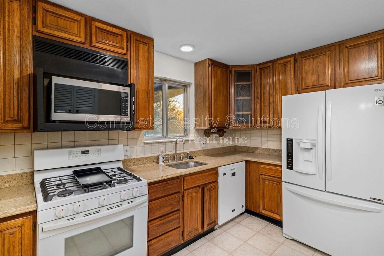 12006 Glenpark Dr - Photo 3 of 39