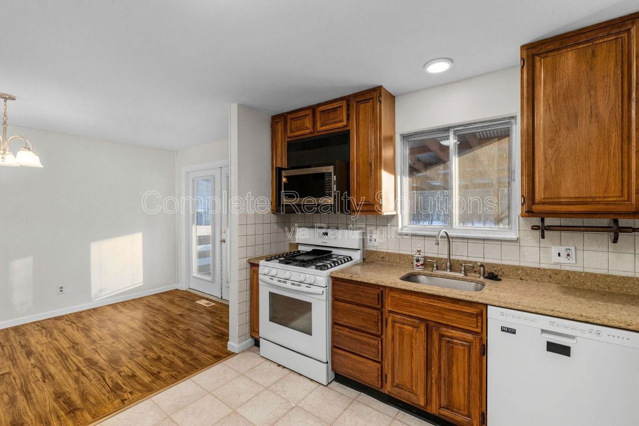 12006 Glenpark Dr - Photo 4 of 39