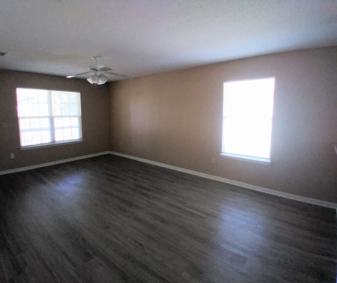 1513 Kingdom St - Photo 2 of 11