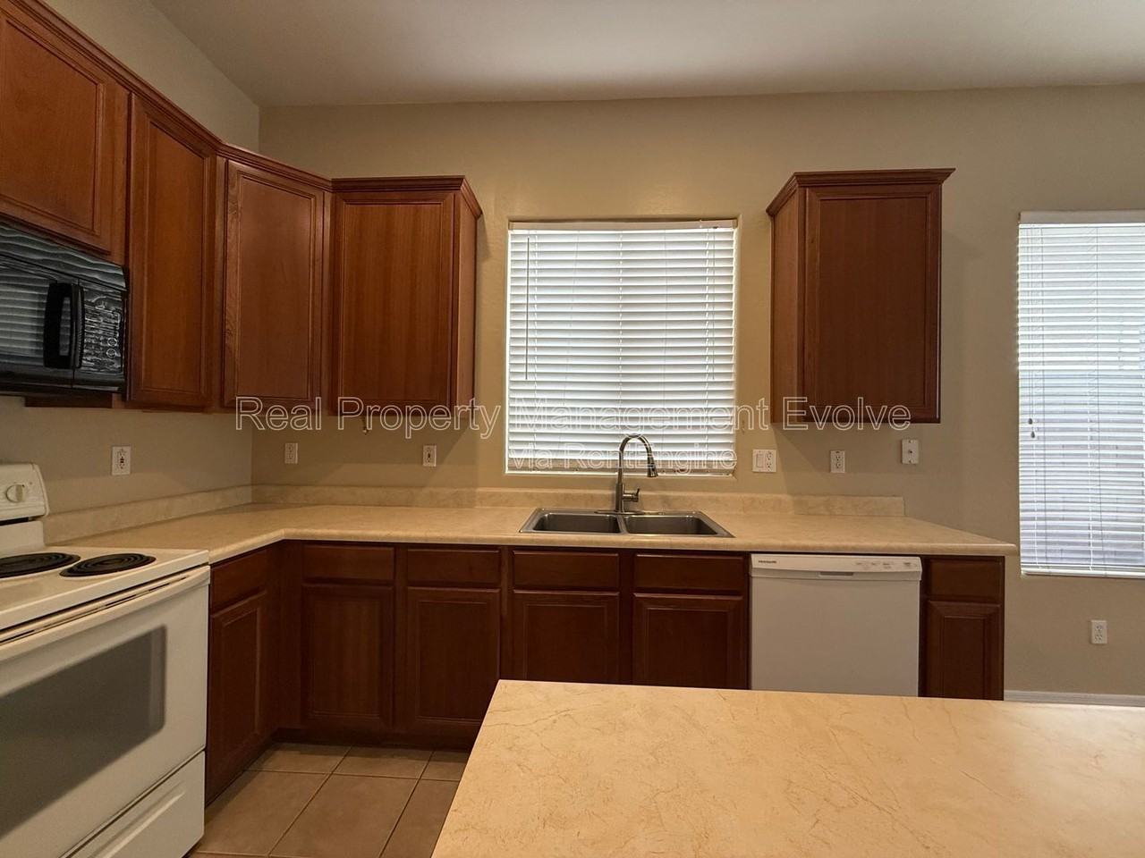 16825 S 30th Ave - Photo 7 of 31