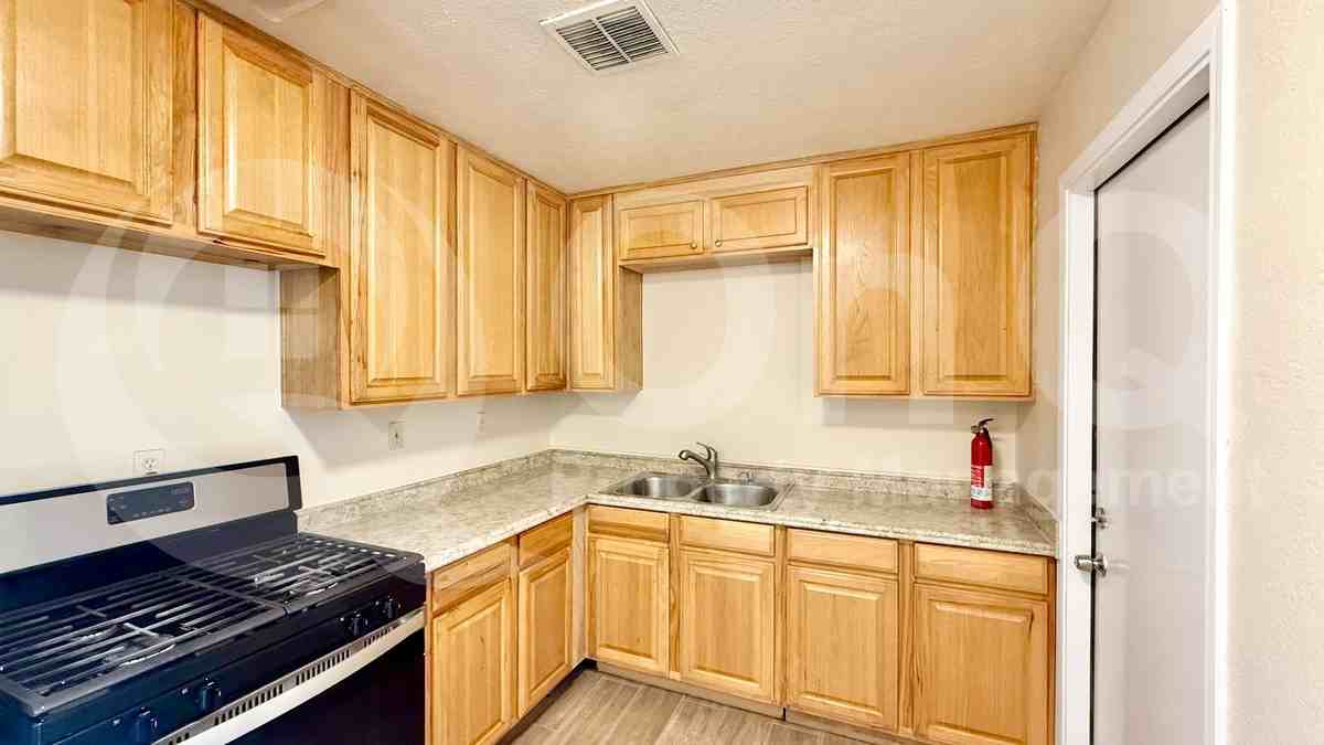 3835 W Holly St - Photo 2 of 19