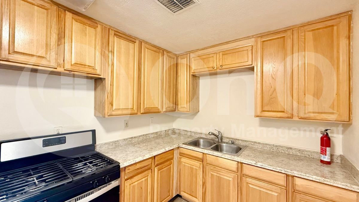 3835 W Holly St - Photo 3 of 19