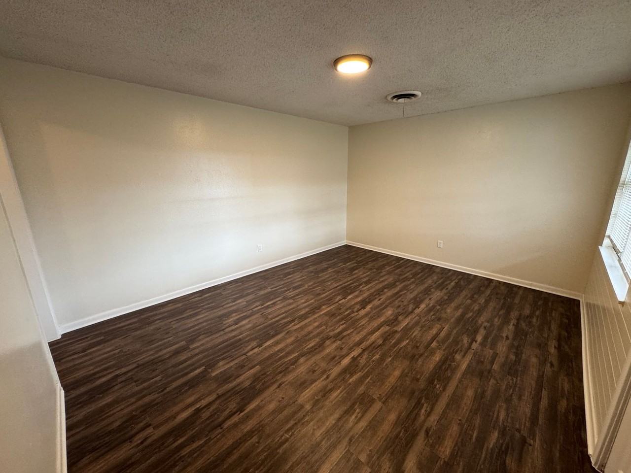 1302 S 23rd St - Photo 5 of 33