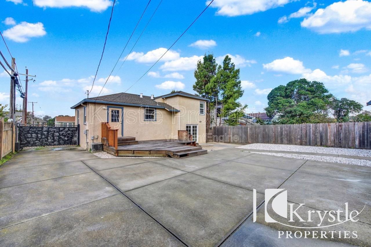 2420 Alameda St - Photo 6 of 23