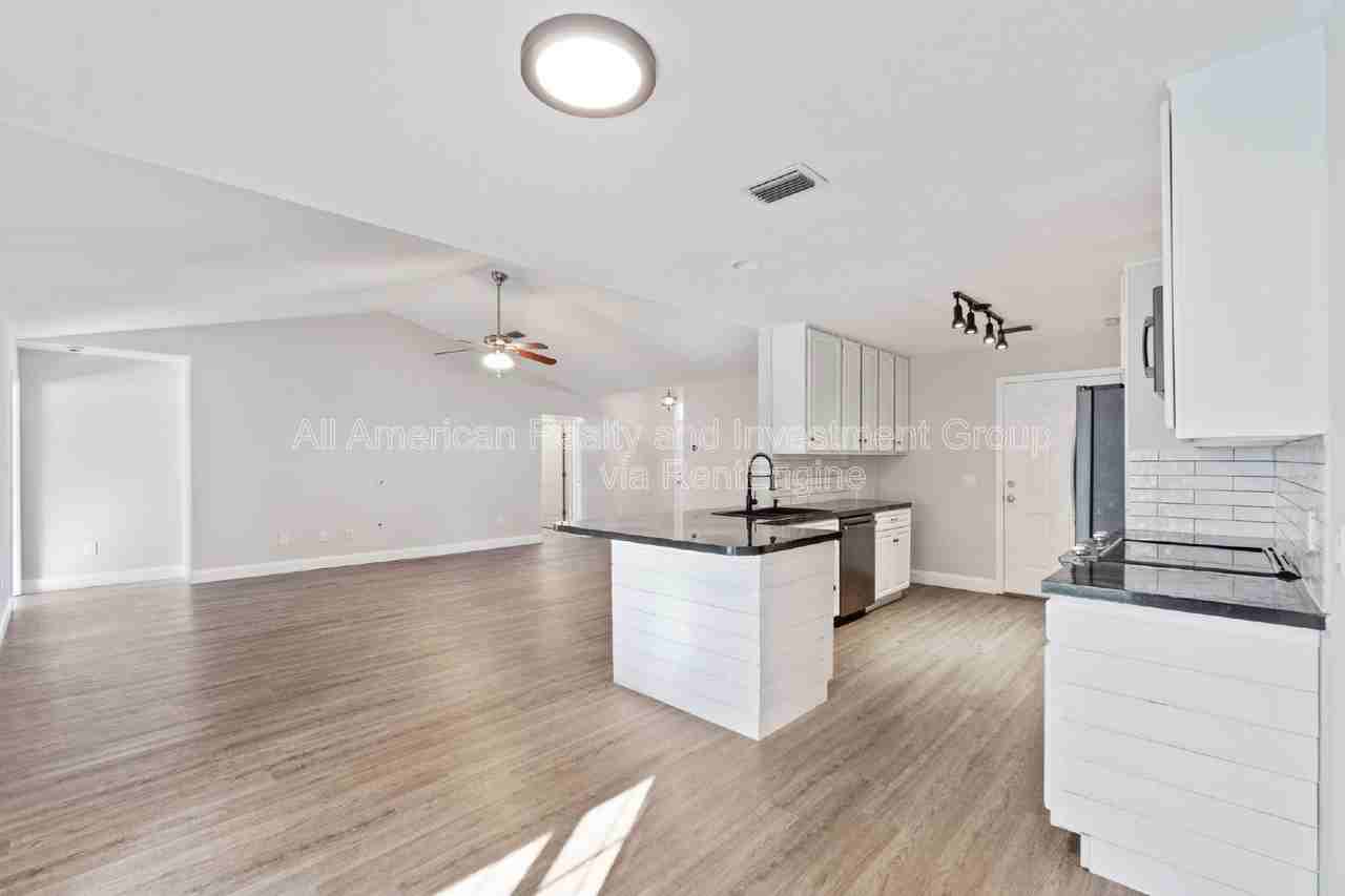 444 Bridgewater Ct - Photo 6 of 25