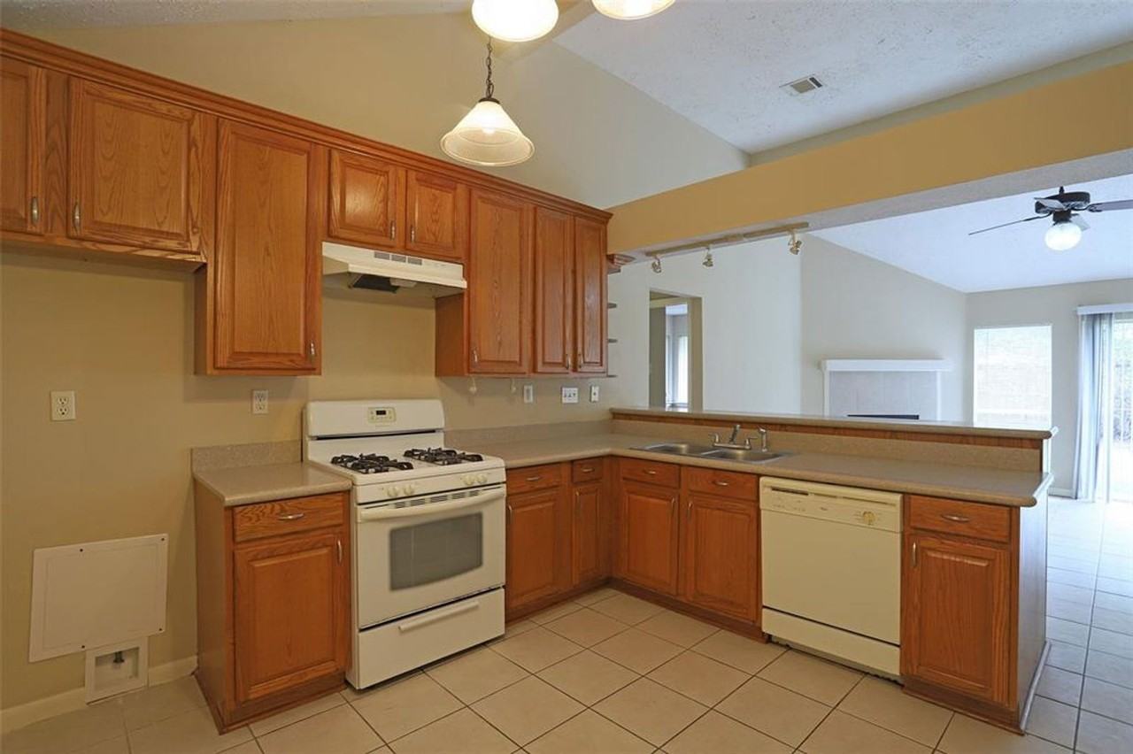 11011 Shadowfield Dr - Photo 5 of 19