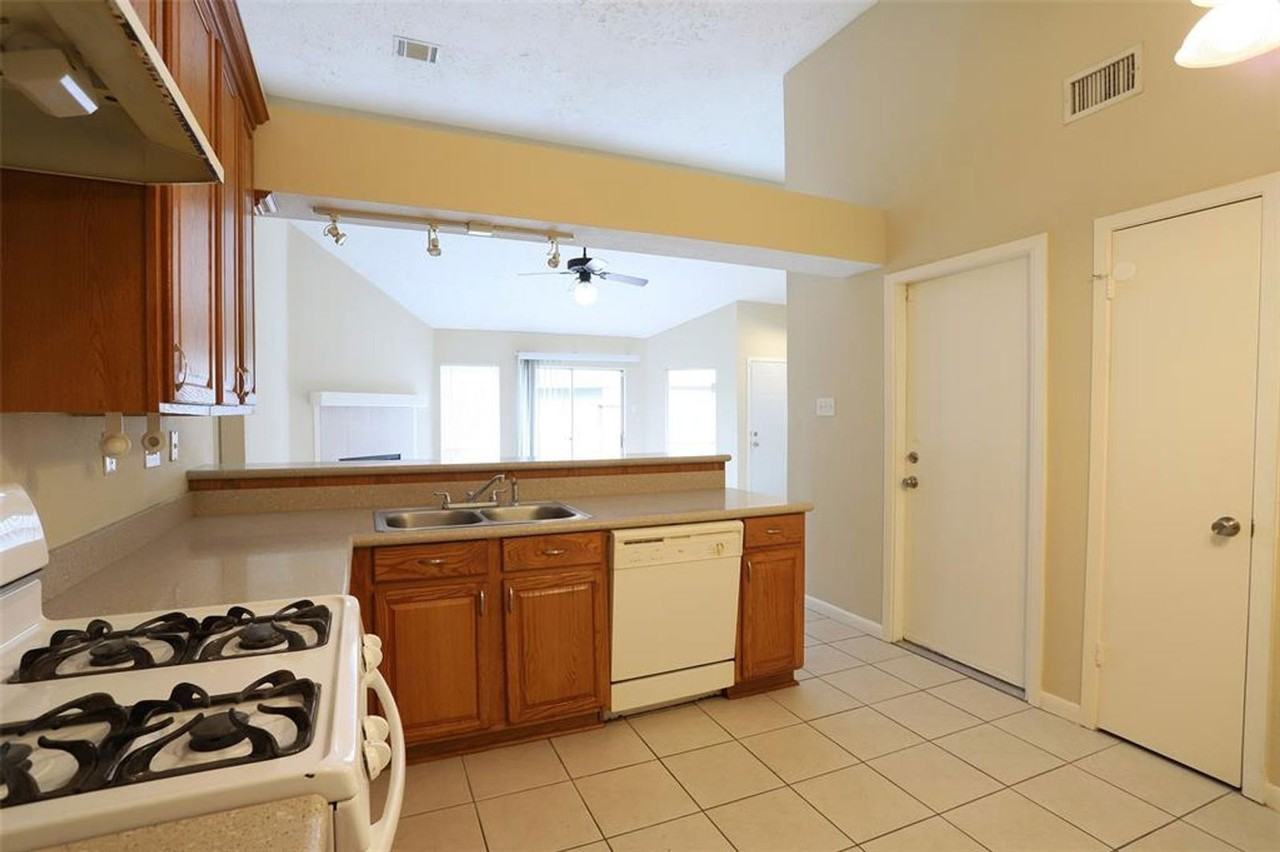 11011 Shadowfield Dr - Photo 6 of 19