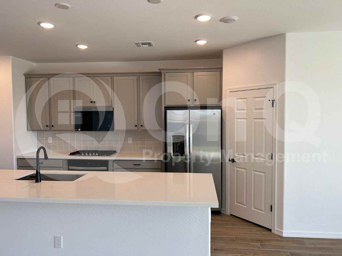 22873 E Happy Rd - Photo 3 of 29