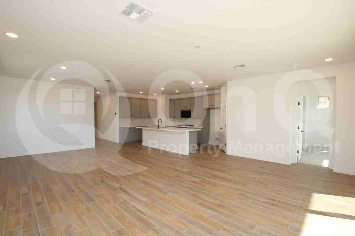 22873 E Happy Rd - Photo 4 of 29