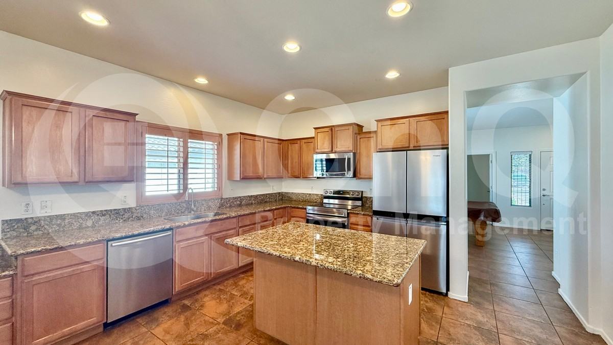 8610 S 58th Dr - Photo 3 of 29