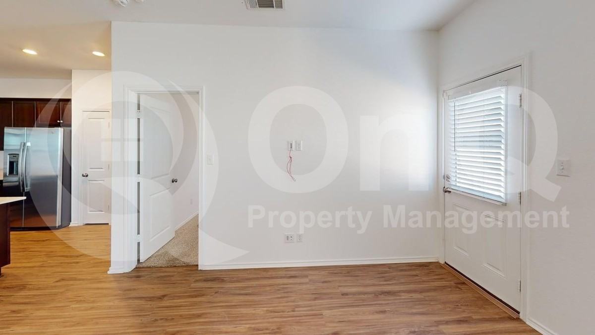 1112 Rio Frio Ln - Photo 5 of 21