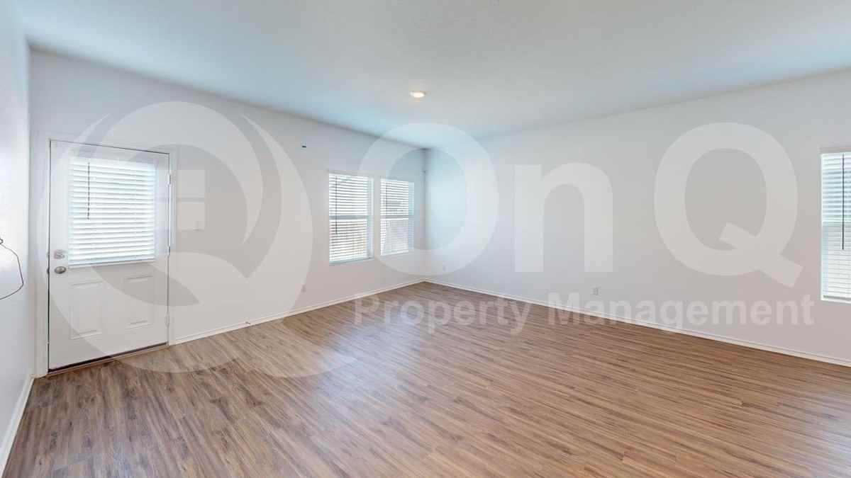 1112 Rio Frio Ln - Photo 6 of 21