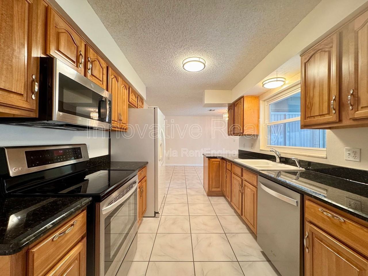 1005 Bradford Dr - Photo 6 of 30