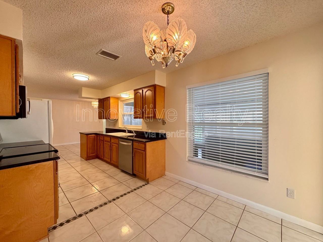 1005 Bradford Dr - Photo 7 of 30