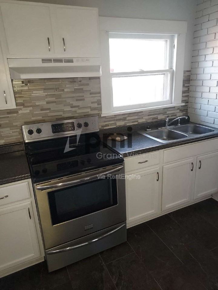 1824 E Clay St - Photo 4 of 17