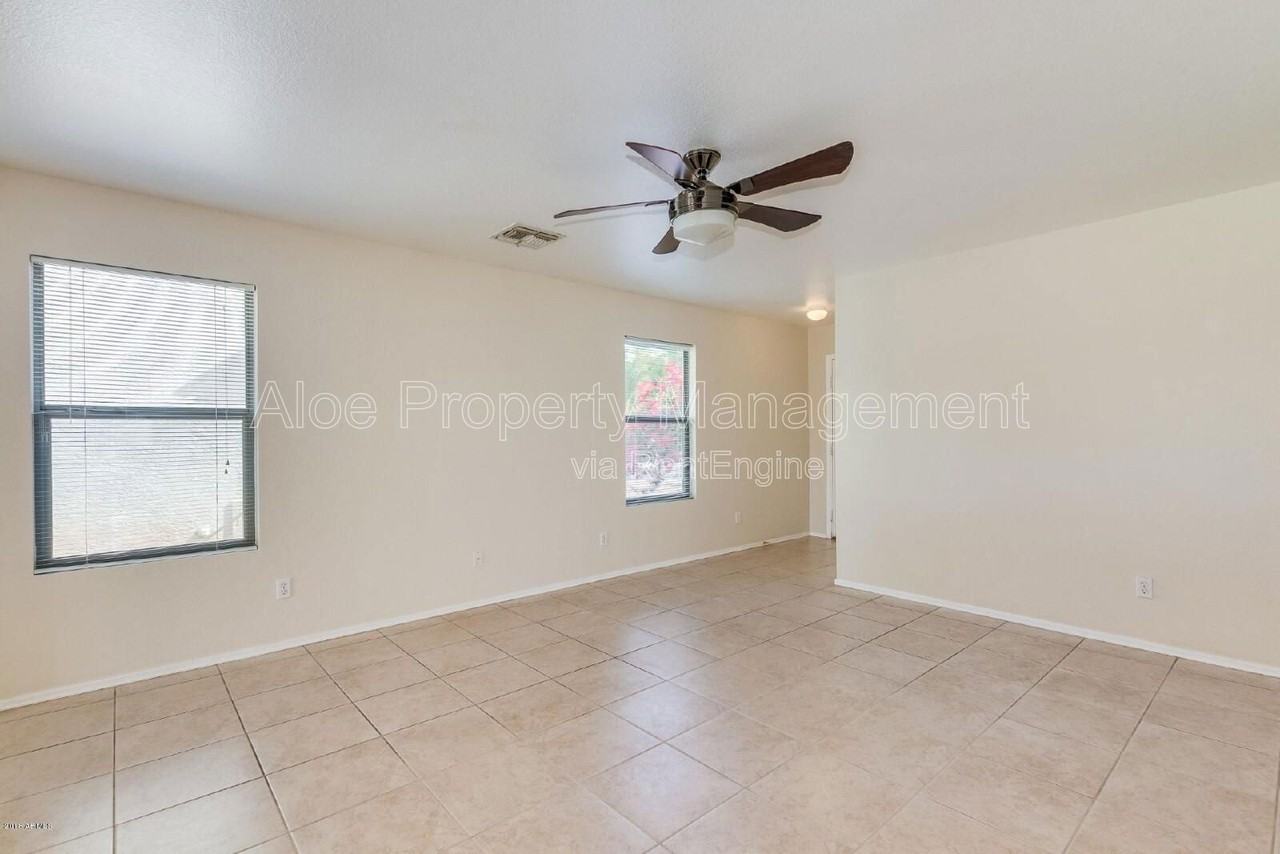 2856 E Augusta Ave - Photo 2 of 5