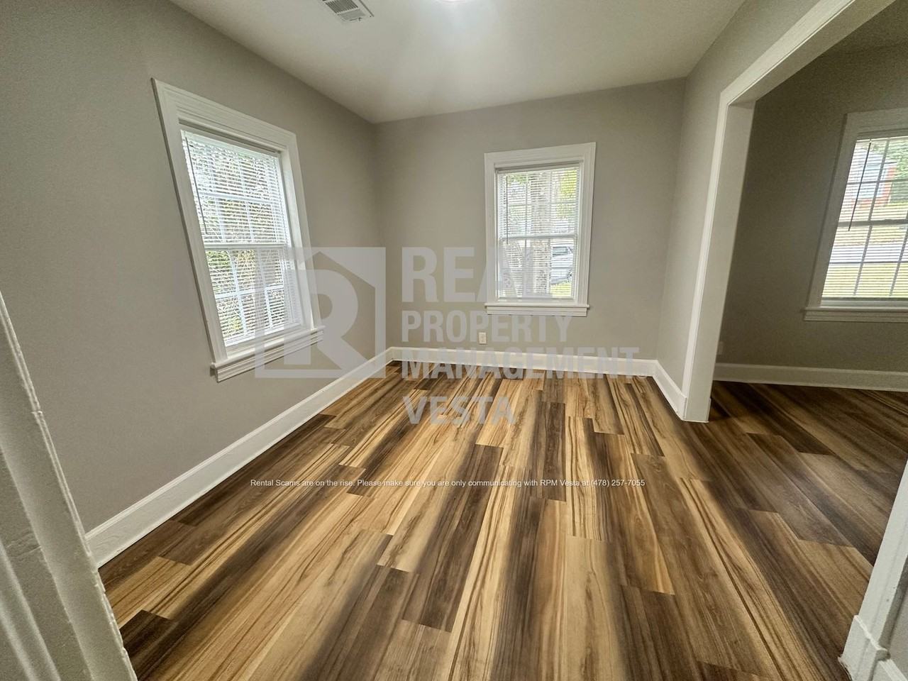 1076 Carlisle Ave - Photo 3 of 15