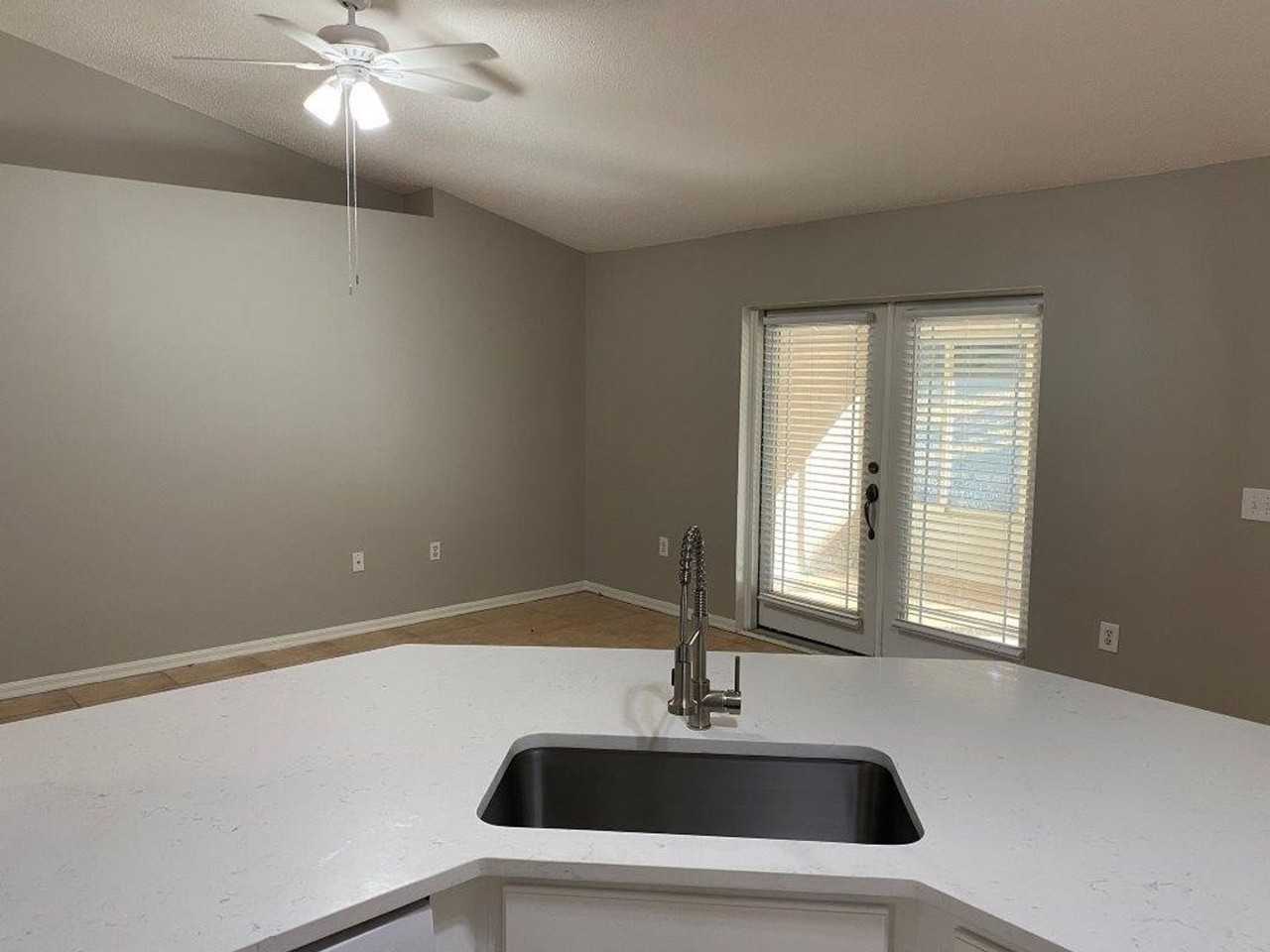 1123 Breezy Knoll St - Photo 4 of 17