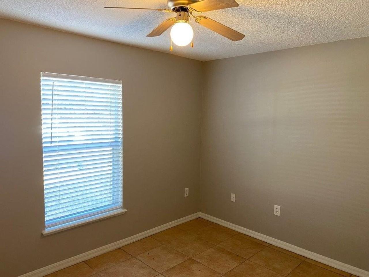 1123 Breezy Knoll St - Photo 7 of 17